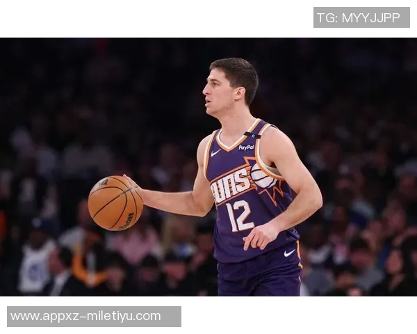 布克称赞马威为防守核心称其场上沟通与快速奔跑至关重要