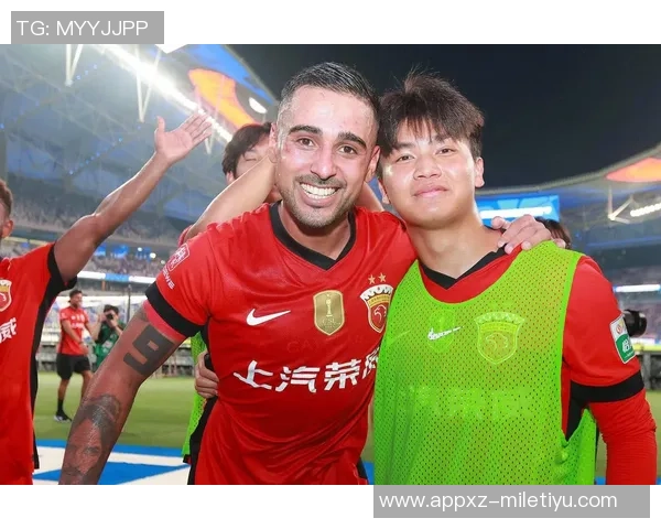 海港队训练照曝光加布里埃尔热情竖大拇指展现团队士气 海港队训练照曝光加布里埃尔热情竖大拇指展现团队士气